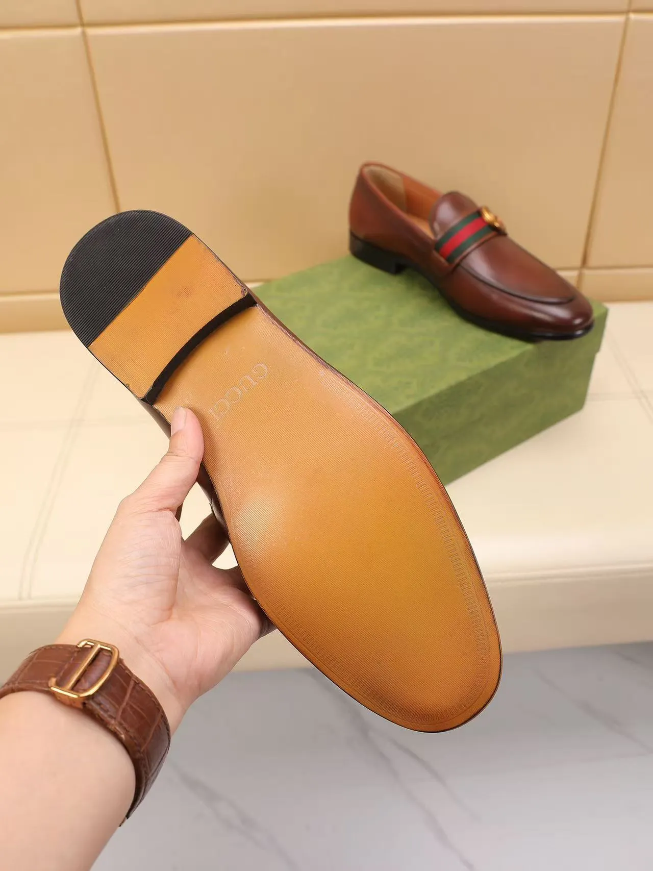 Men's men's shoes 💰440 🆘【GUCCI】Gucci ·🐂里· Hot-selling beanie shoes, top brand luxury, top quality, latest fashion beanie shoes.. The upper is made of original high mercerized smooth cow suede. (Full top-layer water-dyed 🐂 leather and lining). The original stylish and stylish soft rubber wear-resistant and non-slip outsole is light and comfortable on the foot, available in 2 colors! Matching code: 39-45 (38.46. Customized)